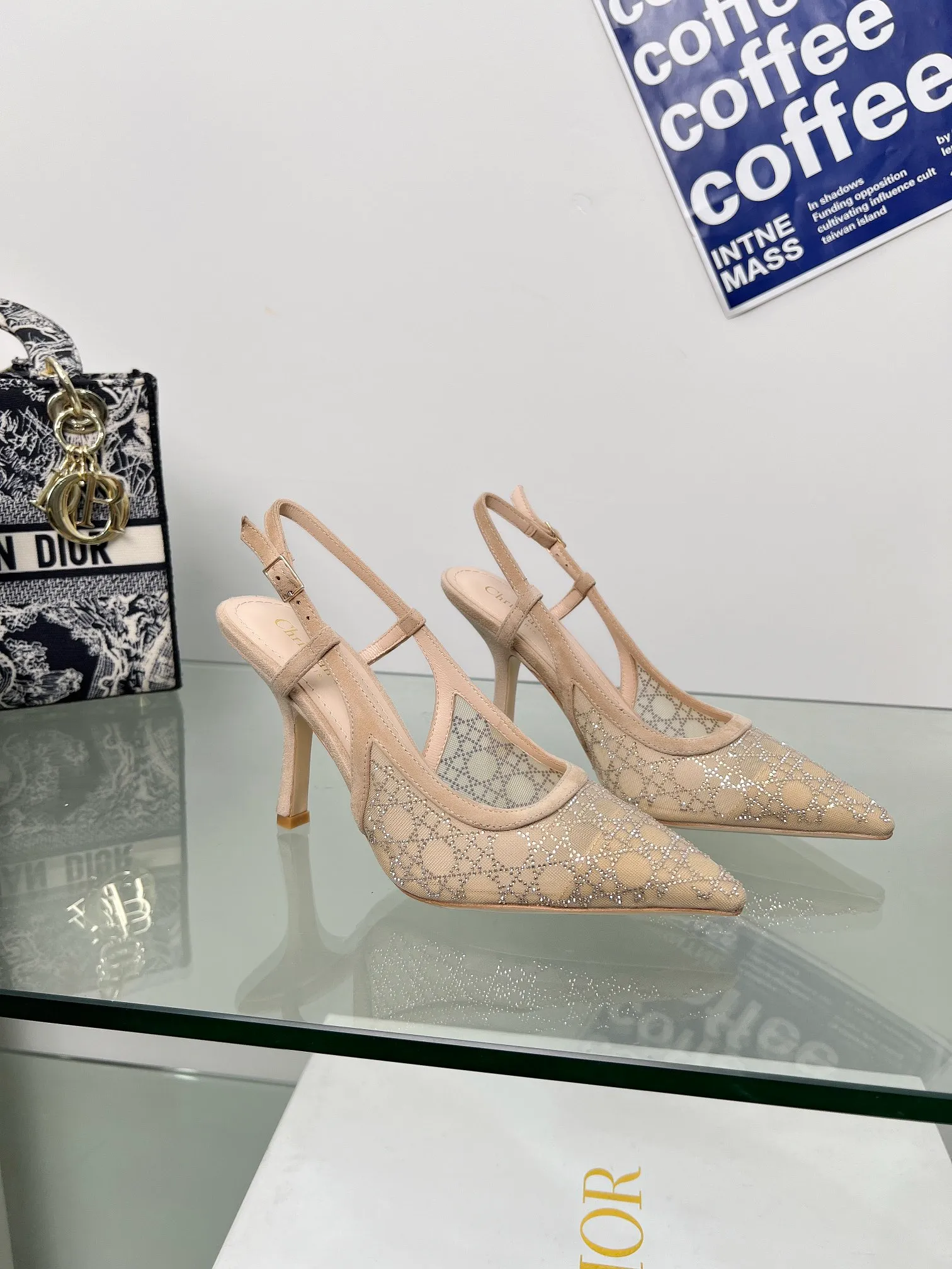 👟👟Ex-factory price 560👟👟Dior 2025 spring and summer catwalk new style bling...bling...crystal shoes Capture one-line high-heeled Mule women's shoes Star same rhinestone square toe cannage pattern cat heel slippers The top high-end version on the market Exclusive sale Material: original custom mesh inlaid with hot Australian rhinestones + water-dyed sheepskin feet + original molded hardware buckles + Italian leather outsole Heel height: 6.5CM/9.5CM size: 33-44 (33.34.40.41.42.43.44 is custom-made and cannot be returned or exchanged)